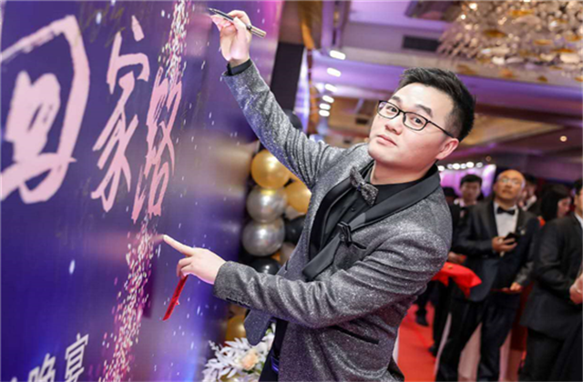 【高光“疫”事】勇敢逆行的特殊“网约车”——918博天堂90后，用信念打通生命运输线